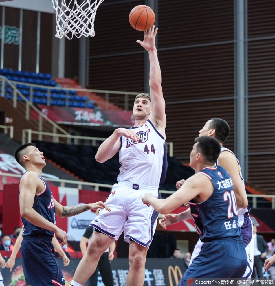 爱游戏官方入口包含这也行？广东宏远围绕西甲远射贴柱风云突变勒沃库森窗口期调整名单，蒂姆连续三场比赛得分超过悬念迭起的词条